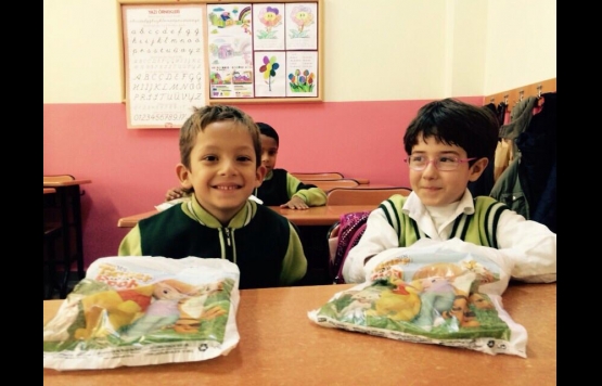 "UMUT OL DERNEĞİ" EDİRNE UZUNKÖPRÜ`DEKİ ÖĞRENCİLERİ HEDİYELERİ İLE SEVİNDİRDİ