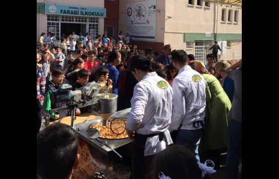 Tuzla Farabi ilkokulu Kutlu Doğum Haftasında lokma dağıttı