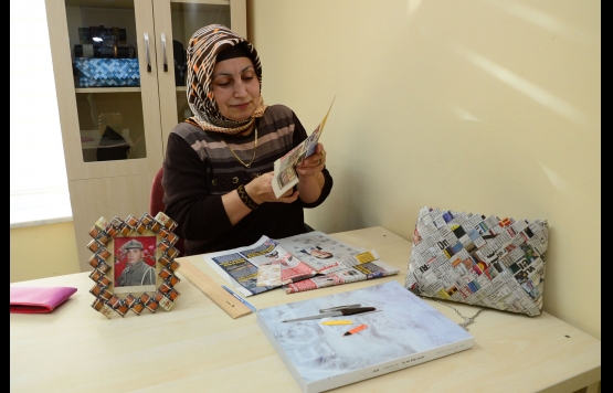 ATIK GAZETE VE DERGİLERDEN ÇANTA YAPIYORLAR