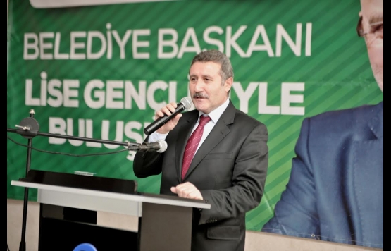 Beykoz  Belediye Başkanı okula  1000  kitap ve konferans salonu müjdesi