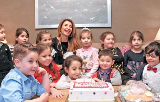Minik öğrencilerden anaokulunun kurucusuna ebrulu teşekkür ziyareti