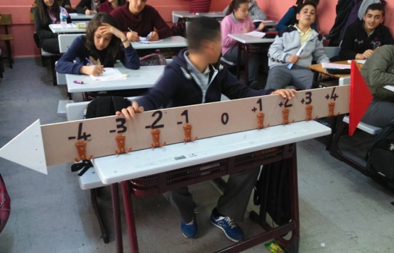 Pendik Mehmet Akif Ersoy Ortaokulu`ndan matematik sınıfı ve koridoru
