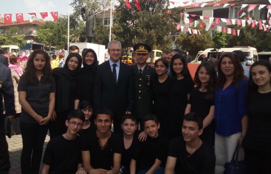 Bağcılar Cemil Meriç Ortaokulu öğrencileri Gençliğe Hitabe`sini işaret dili okudu