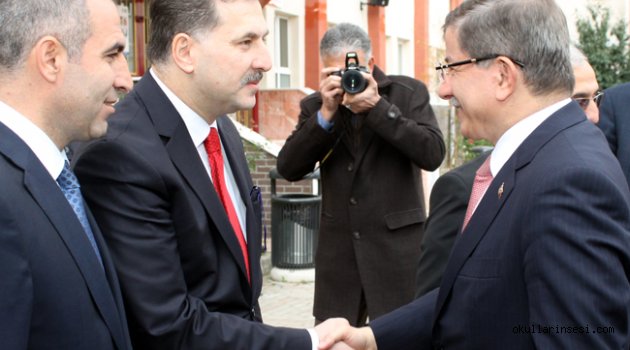 Ahmet Davutoğlu, Bahçelievler Mümtaz Turhan Sosyal Bilimler Lisesi`nde konferans verdi