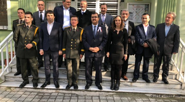 Askeri bando takımı, okulda öğrencilere eşsiz bir konser verdi