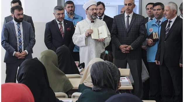 Diyanet İşleri Başkanı Erbaş, öğrencilere Kur`an-ı Kerim hediye etti