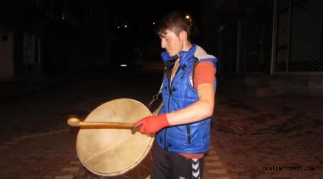 Okul harçlığı için ramazan davulcusu oldu