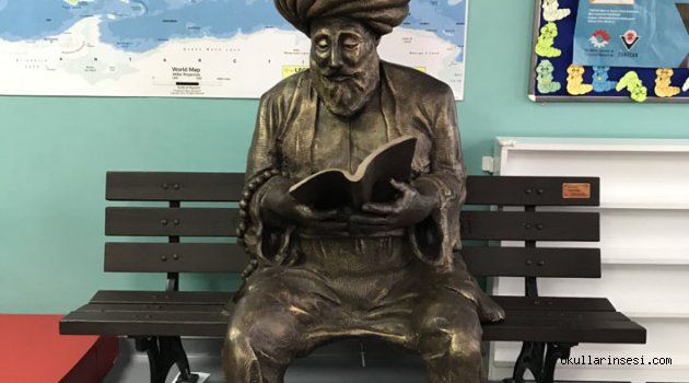 YAVUZTÜRK İLKOKULU Z- KÜTÜPHANESİNDE KİTAP OKUYAN NASRETTİN HOCA HEYKELİ